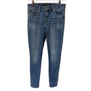 Lucky Brand "Ava Skinny" stretch mid rise skinny legged denim jeans.